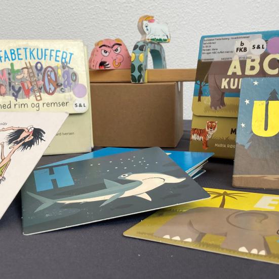 Et udvalg af brætspil og puslespil om ord opstillet på et bord.