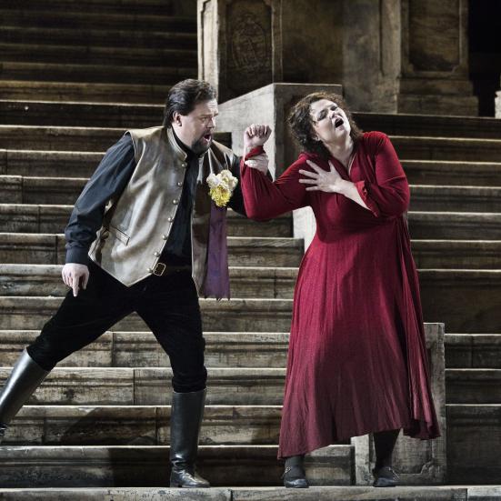 En kvinde og en mand fremfører operaen Cavalleria rusticana på Det Kongelige Teater