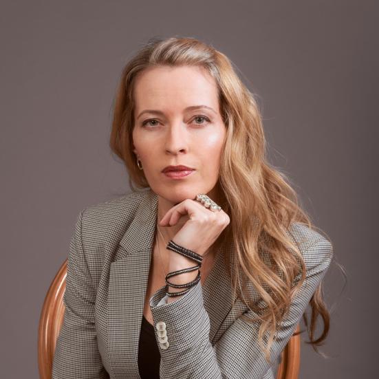 Portræt af Sarah Engell i grå blazer