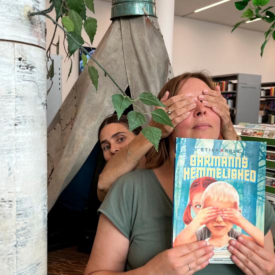 To biblioteksansatte viser anbefalet bog