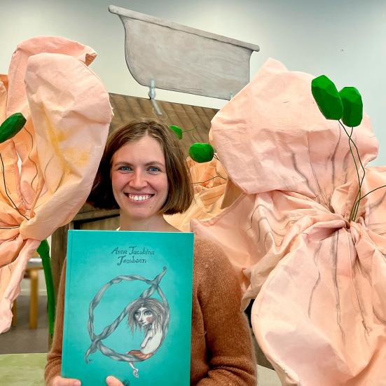 Bibliotekar med bogen 'Ø'