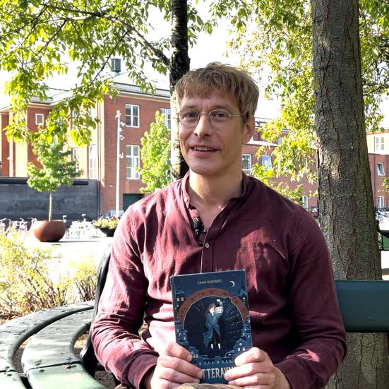 Bibliotekar holder anbefalet bog