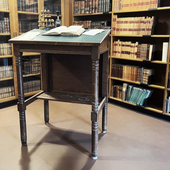 En gammel skrivepult på et bibliotek
