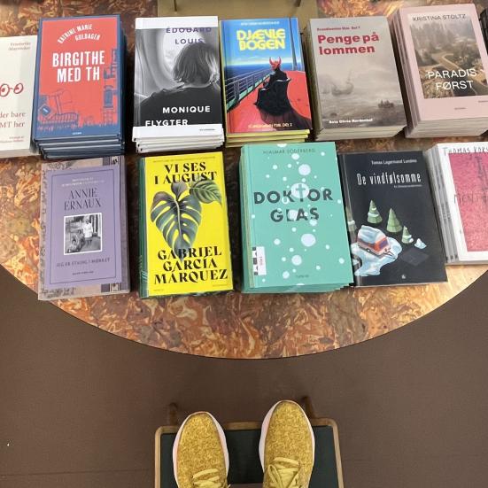 Udvalg af bøger på inspiratoriebord.