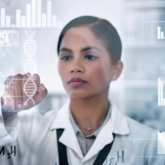 Kvindelig forsker i DNA, der skriver på en gennemsigtig skærm