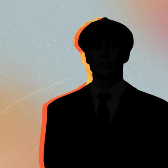 Mørk silhuet af skuespilleren Cillian Murphy i hat med orange kantlys foran en pastelfarvet himmel.