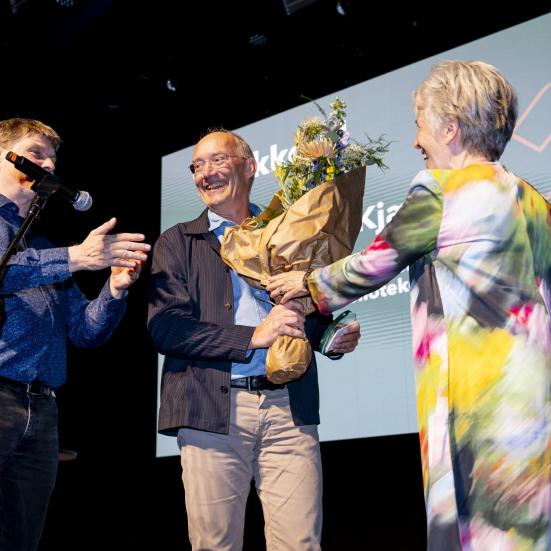 Prisvinderen Niels Krause-Kjær får blomster ved overrækkelsen