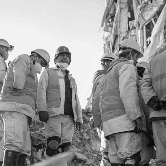 Sort/hvid billede af nødhjælpsarbejdere