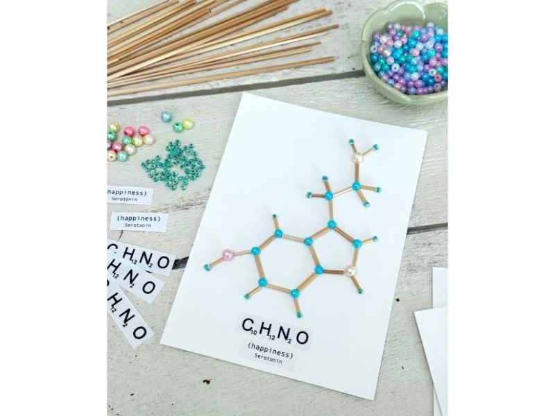 Molekylet serotonin lavet med perler