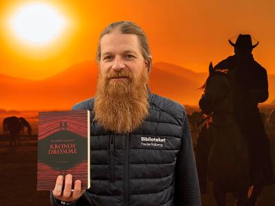 Litteraturformidler Søren holder bogen 'Kronos' drømme' foran en orange baggrund med en cowboy på en hest