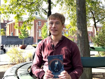 Bibliotekar holder anbefalet bog