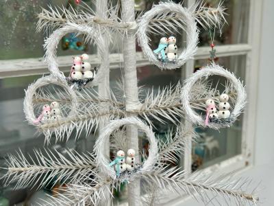 snemænd i grankranse