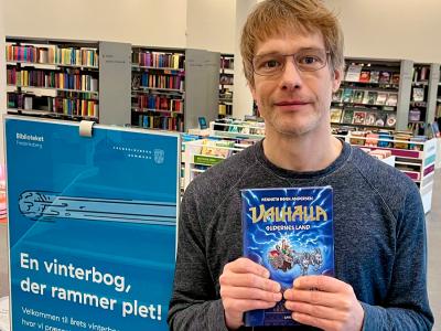 Bibliotekar med anbefalet bog