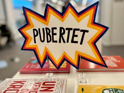 Skilt til udstilling om pubertet