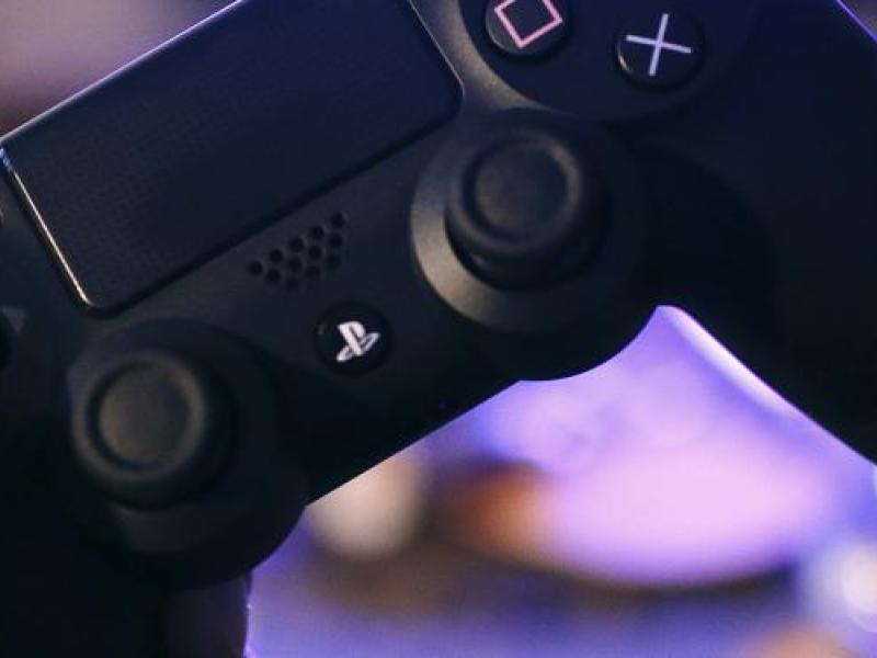 Barnehånd der holder spilcontroller