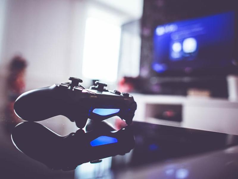 Playstation controller der ligger på et bord