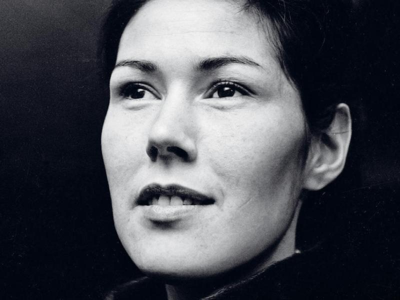 Cover til bogen 'Grønlænderinden' af Christel Lütticha med portræt af kvinde i grønlandsk bluse.