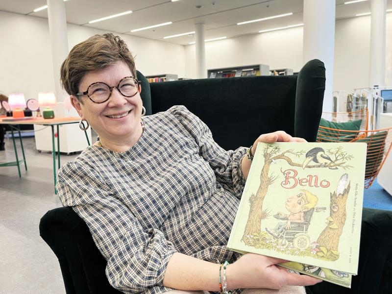 Frivillig holder en billedbog