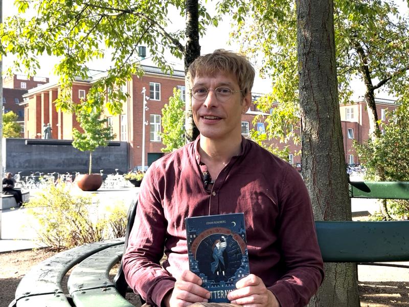 Bibliotekar holder anbefalet bog