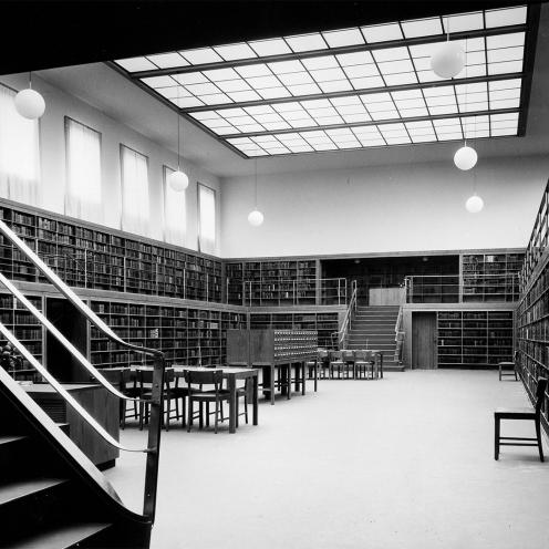 Bibliotekets store midtersal med galleriet rummede dengang voksenafdelinge