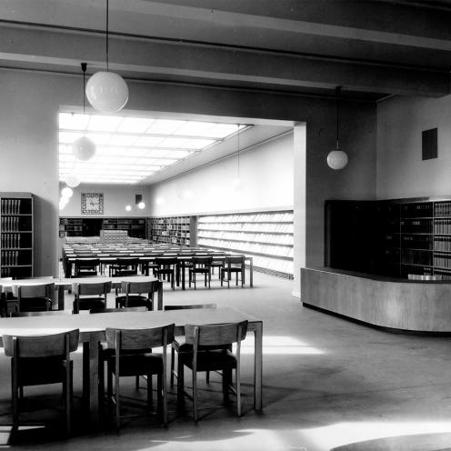 Billede af læsesalen på hovedbiblioteket, som den så ud ved indvielsen.