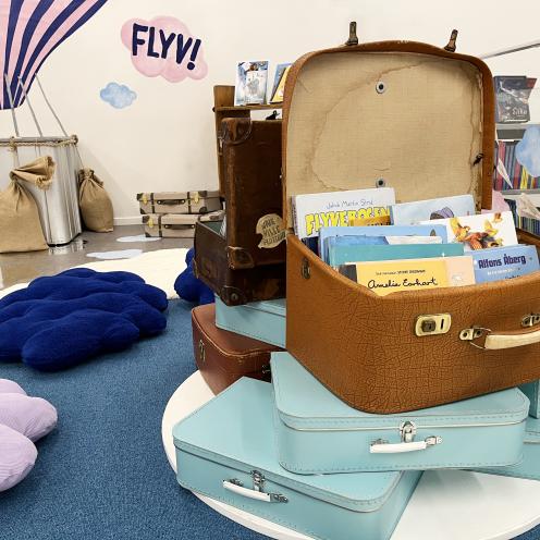 Bogkuffert placeret i legeudstillingen FLYV