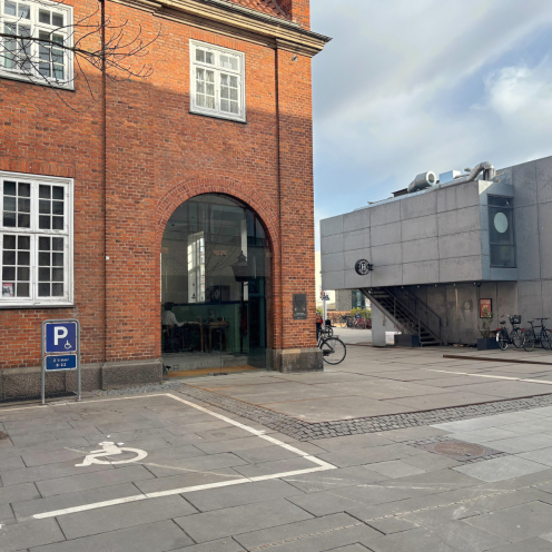 Handicapparkeringsbås tæt ved Brandstationen