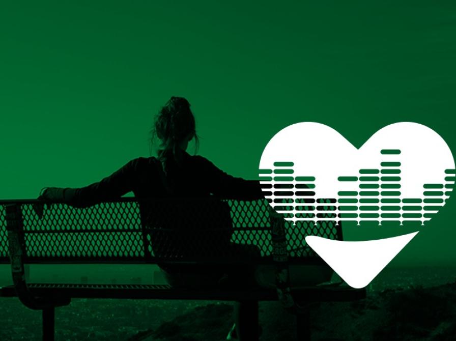 Artwork med grønt filter af en person på en bænk og et grafisk tegnet hjerte
