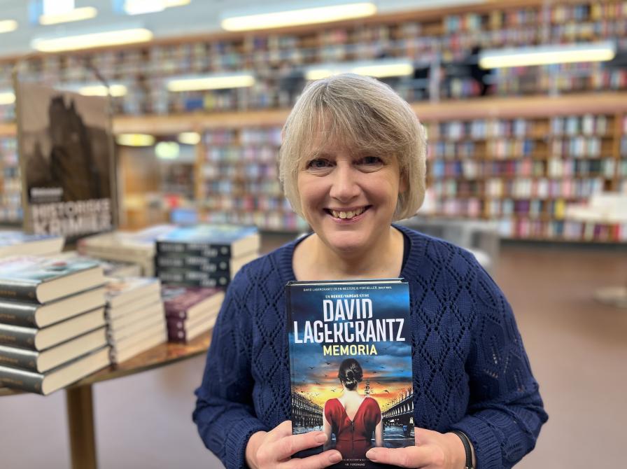 Litteratur formidler Rebekka Mohr holder bogen 'Memoria'