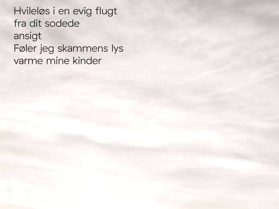 Uddrag af teksten til myten om Solen & Månen på et billede af et snelandskab med lav sol.