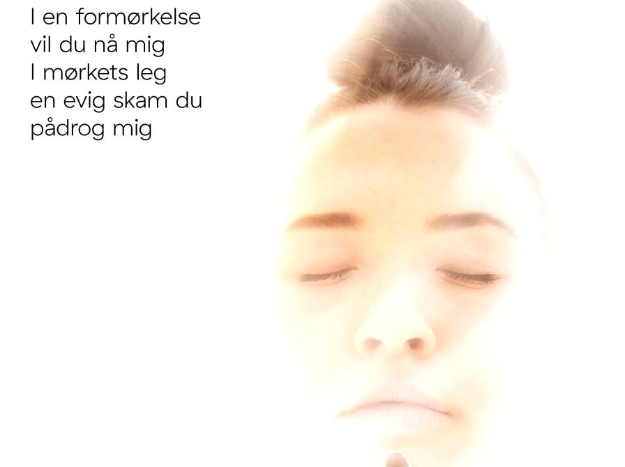 Uddrag af teksten til myten 'Solen & Månen' på et billede af en kvindeoverkrop i modlys.