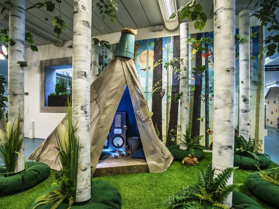 Installation af birkestammer og hule - inspireret af billedbogen Garmanns Hemmelighed.