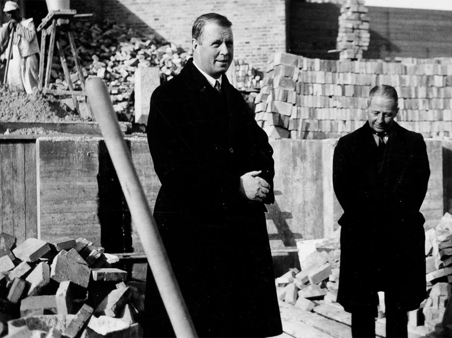 Dr. Krogh-Jensen holder tale ved grundstensnedlæggelsen i 1934.