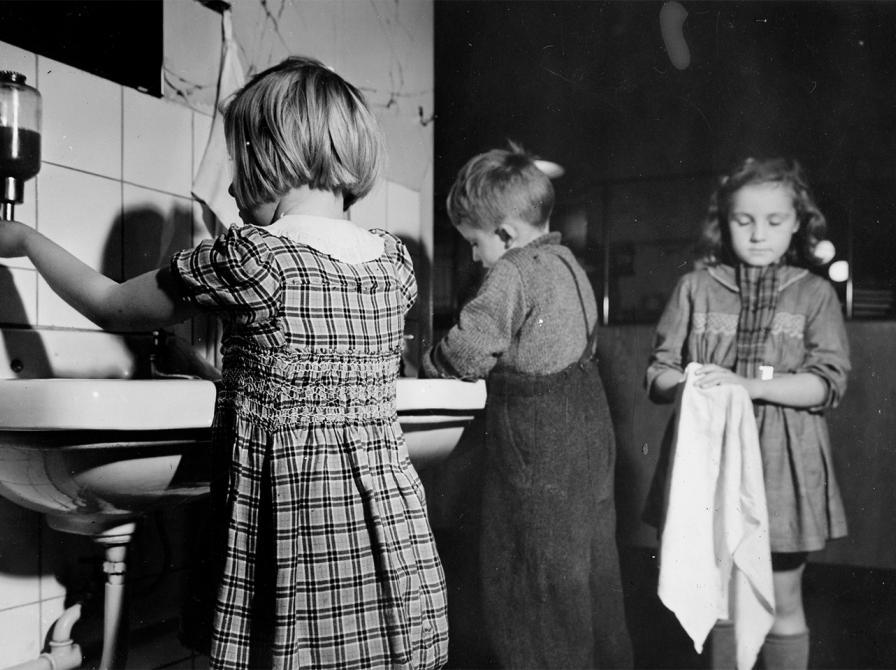 Billeder af børn fra 1965, der vasker hænder på biblioteket.