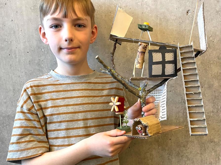 Dreng holder en mini-træhule