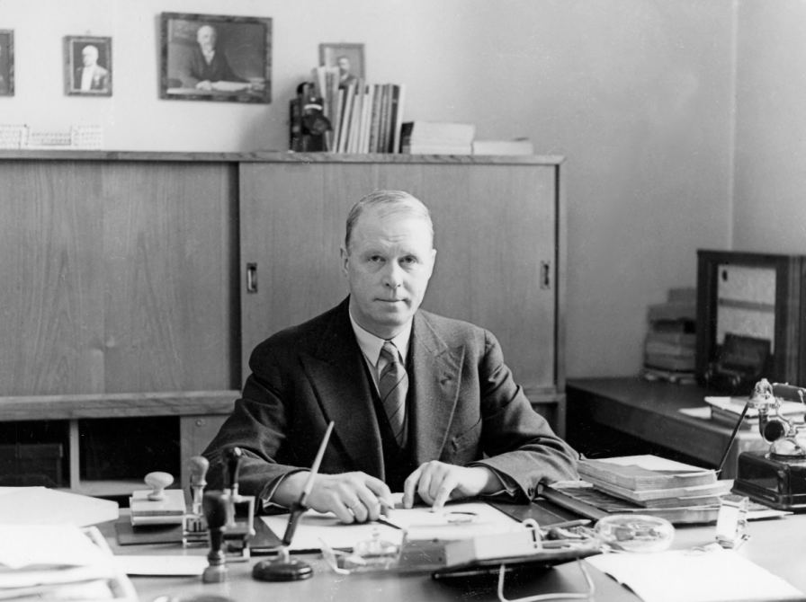 Sort hvidt portræt af stadsbibliotekar Krogh-Jensen på sit kontor