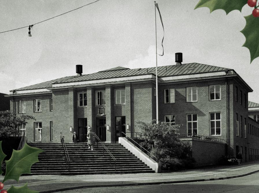Sort/hvid billede fra 1935 af Frederiksberg hovedbibliotek tilføjet julegrafik.