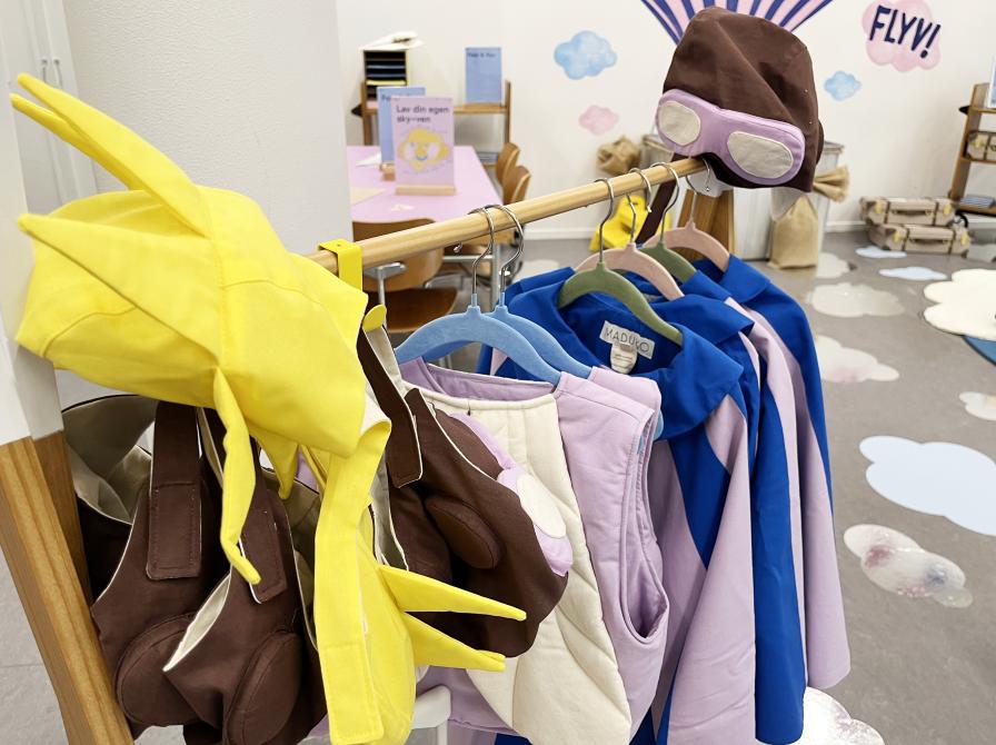 Udklædningstøj i legeudstillingen FLYV