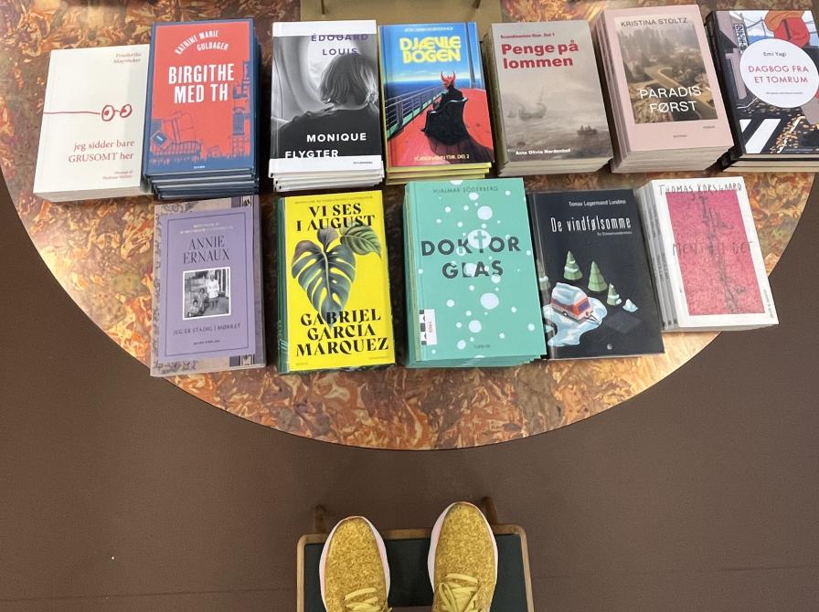 Udvalg af bøger på inspiratoriebord.