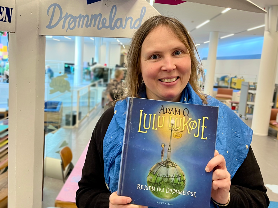 Bibliotekar holder anbefalet bog