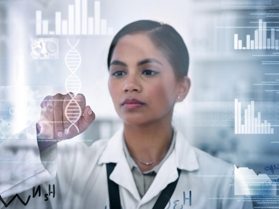Kvindelig forsker i DNA, der skriver på en gennemsigtig skærm