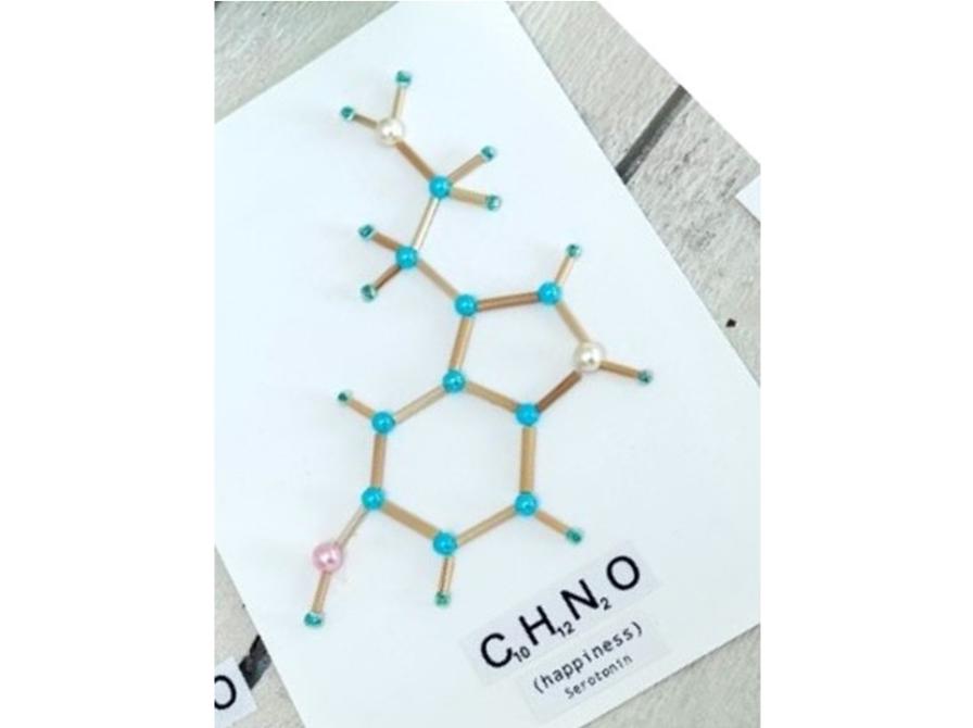 Billede af serotonin lavet af perler