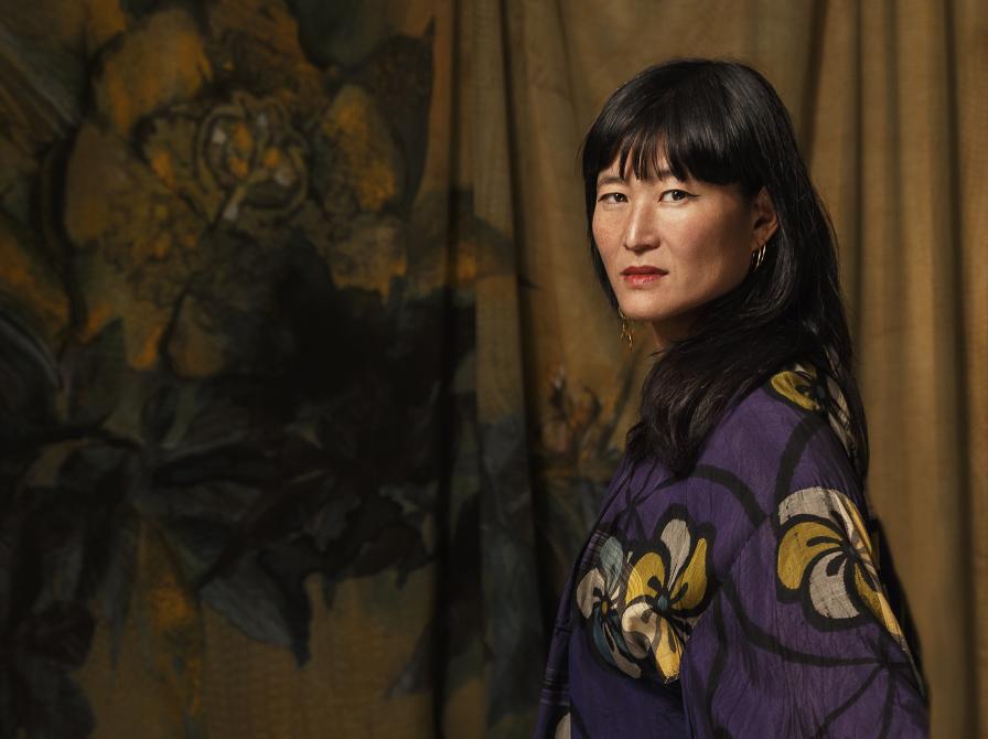 Forfatteringen Eva Tind stående i en lilla kimono.