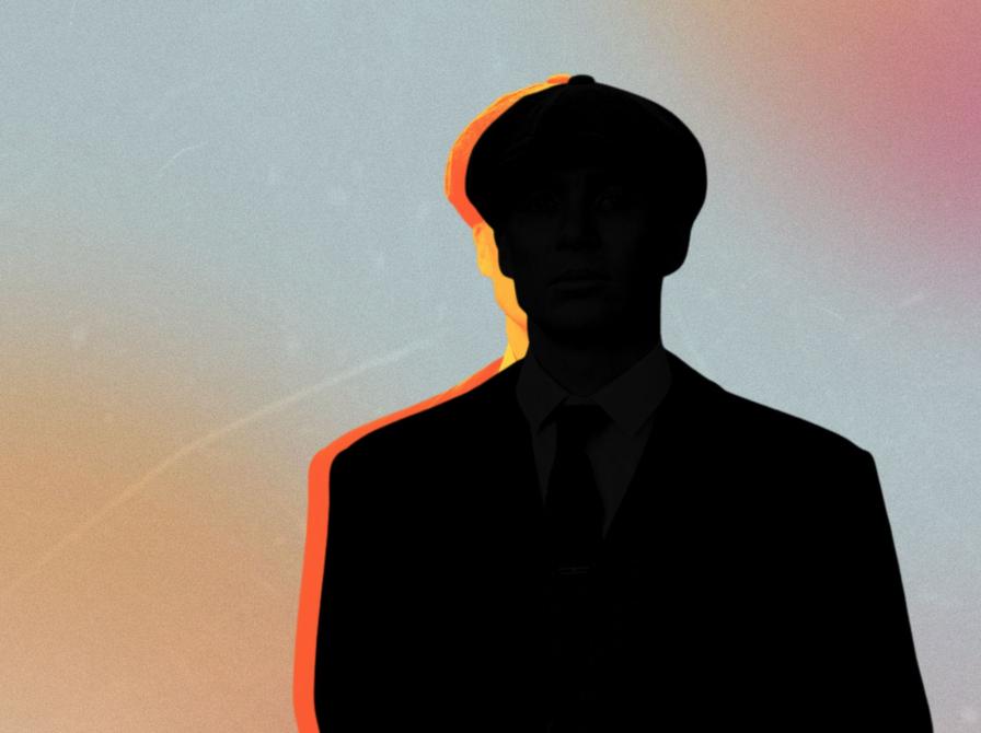 Mørk silhuet af skuespilleren Cillian Murphy i hat med orange kantlys foran en pastelfarvet himmel.